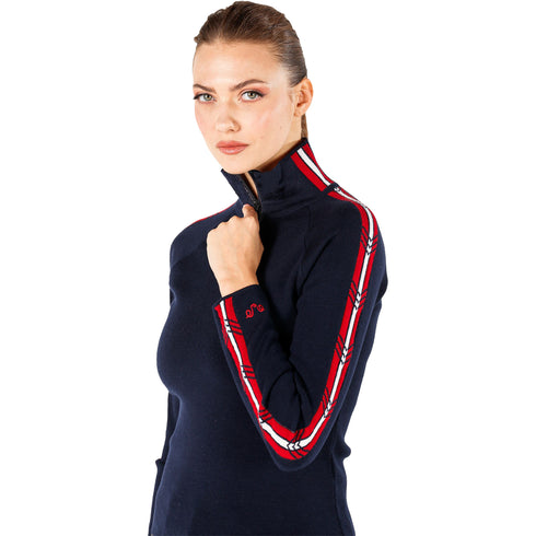 Dame in einem dicken Merino-Pulli in Navyblau